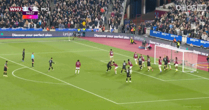  错失绝杀良机！曼城角球进攻引起禁区混战，格伊后点起脚射门打高