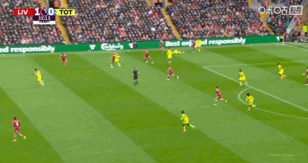 差点扩大优势！利物浦前场抢断，加克波抽射击中立柱