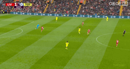 维卡里奥大脚里沙利松单刀机会，在范戴克的防守下打门被扑出