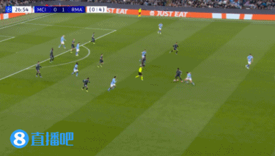  浪费机会！维尼修斯单刀射门打偏，躺在地上懊悔不已