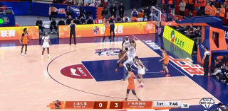  一打广东就来劲！张镇麟前板+抢断快攻活力十足 包办上海前5分