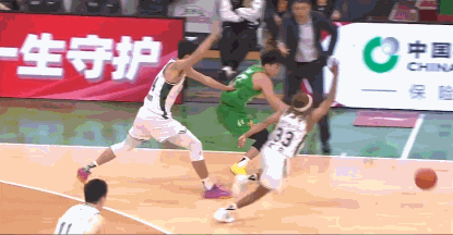  搞笑呢？莫兰德被犯规鄢手骐罚球 裁判直接取消两罚&将球权给同曦