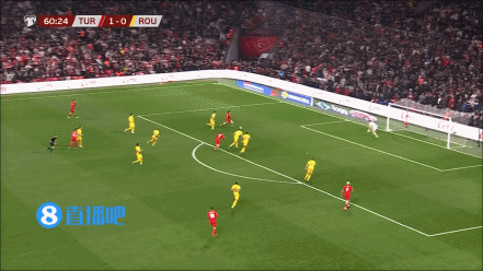  差一点！伊尔迪兹禁区内兜射突施冷箭，足球击中横梁外侧弹出