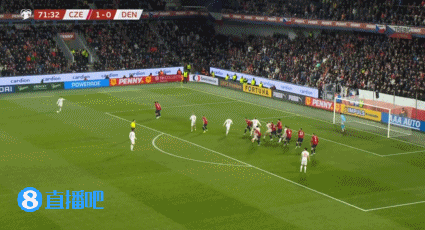 丹麦1-1扳平！丹麦前场任意球机会，安诺森抢在门将之前头球破门