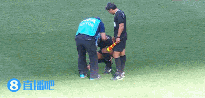 强度太高？民主刚果对阵牙买加加时阶段，主裁判脚抽筋被换下