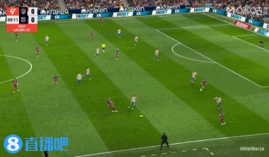  坎塞洛禁区前突破倒地要犯规，裁判没有进行判罚