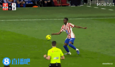  相似动作！塞杜争抢中蹬踏加维，裁判吹罚犯规没有出牌