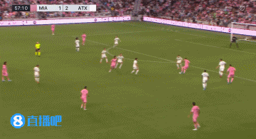  梅西带球内切被放倒，倒地后示意主裁出牌，随后任意球稍稍偏出