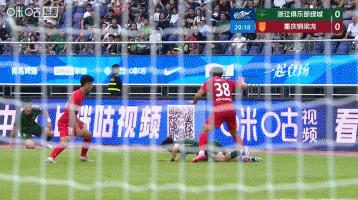  起身向裁判抗议！王钰栋疑似遭对手膝盖击中头部，痛苦倒地