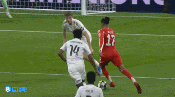 奥利塞突破被赫伊森放倒，任意球射门被赫伊森解围，皮球稍稍高出