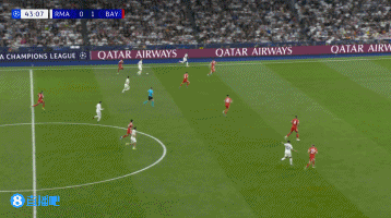 维尼修斯左路突破被放倒，坐地摊手示意裁判出牌