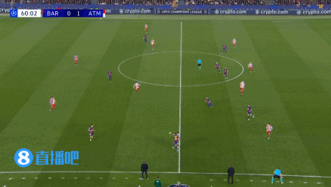  巴萨反抢成功，拉什福德禁区内得球先被防守球员破坏