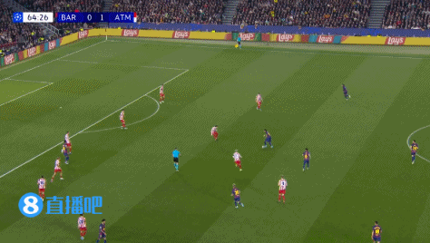  亚马尔持球突破倒地示意犯规裁判无表示，随后加维战术犯规染黄