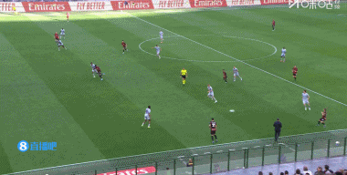  莱奥推进时对抗倒地被吹进攻犯规，坐地对裁判鼓掌被出示黄牌