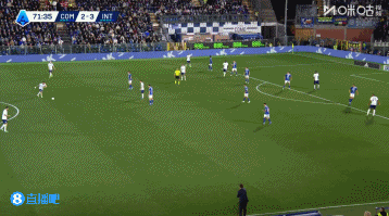  让2追4！邓弗里斯双响激情滑跪庆祝，国米4-2领先科莫