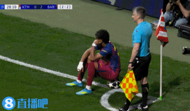 在想什么呢？费尔明被踢出血接受治疗，亚马尔在角旗区坐球等待