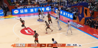 仅用4秒钟！周琦篮板直接后场长传助攻贝利单臂劈扣