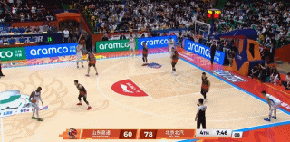 失位了！陶汉林篮下被骗起直接将周琦扣篮拉下 裁判追加违体