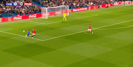  身体拼不过！加纳乔护球时与达洛特对抗倒地，裁判没有吹犯规