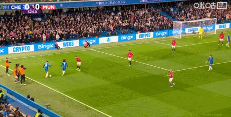  就差一点！恩佐断下马兹拉维的球，扛开马兹拉维射门稍稍偏出立柱