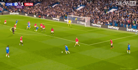  可惜！德拉普近距离高高跃起，头球击中横梁