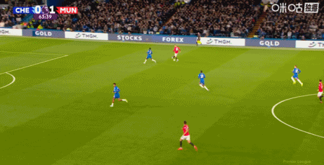  差点乌龙！B费直塞击中福法纳的脚直冲门框，桑托斯反应迅速扑出