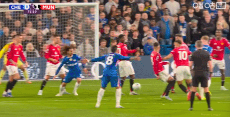  库库雷利亚禁区内与卡塞米罗争抢球权时倒地，裁判没有判点