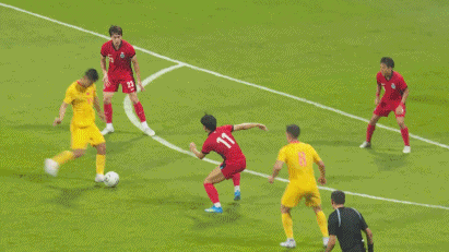 国足2-0领先新加坡！黄嘉辉远射造对手手球，张玉宁点射破门