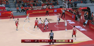 这硬度！王俊杰连续对抗直接到篮下强起打成2+1