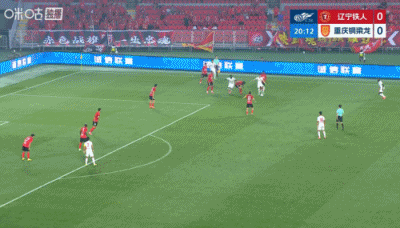 铜梁龙1-0领先铁人！张岩扑球打在张洪福身上，向余望破门