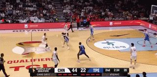 得打出你的优势！杨瀚森低位要球无畏包夹 丝滑转身打进上篮！