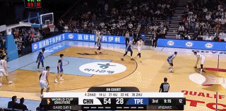 根本不会丢！胡金秋篮下接球轻松终结 帮助中国队继续扩大领先
