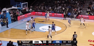火候不够！杨瀚森持球背打 勾手弹筐而出