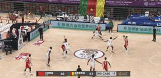 攻防发力！焦泊乔篮下晃开防守起飞暴扣 防守端送对手迎面大帽