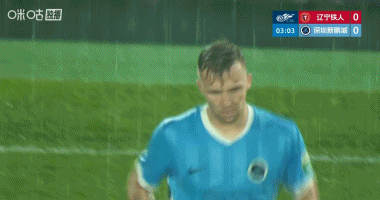 雨势有点大啊！铁人vs新鹏城 沈阳铁西体育场下起了大雨