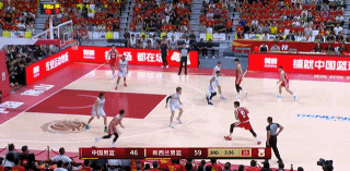 不容易！胡明轩弧顶借掩护三分命中 帮助球队缩小分差