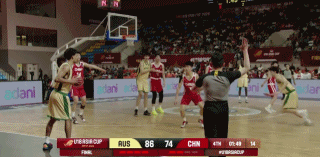 啊？吕飞燕篮下补防直接被吹了个违体 看着动作并不大